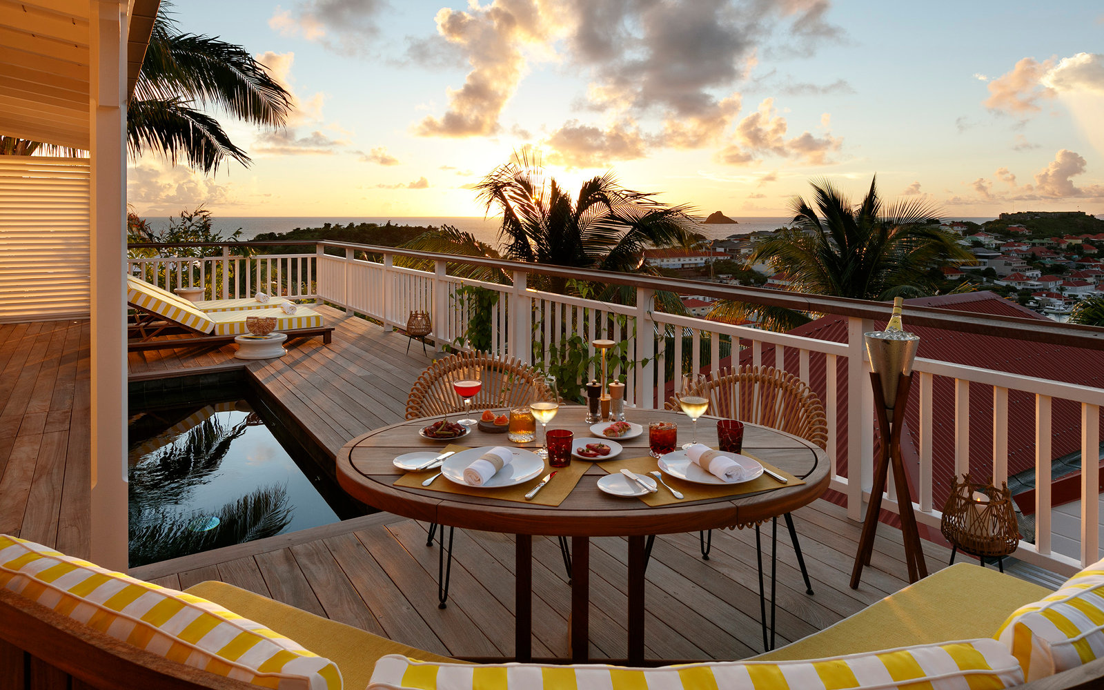 Private Terrasse mit Roxy-Esszimmerstühlen