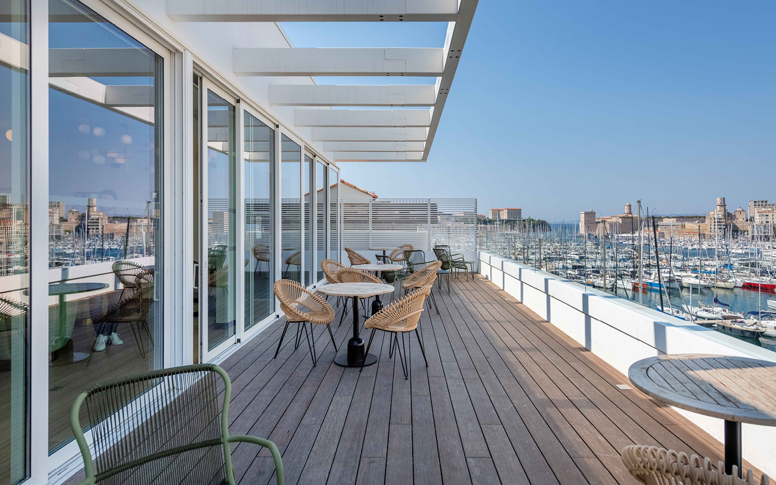 Terras Now Coworking Marseille met zicht op de Vieux-Port