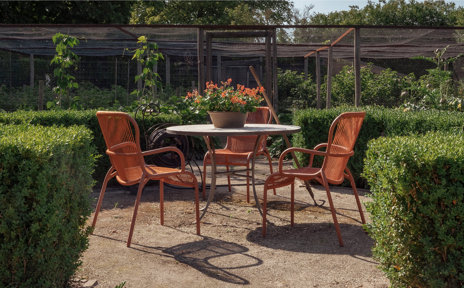 VincentSheppard_LoopDiningchair_terracotta_extra_1616x1000_72dpi